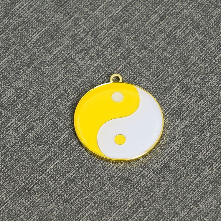 黄铜3CM加厚款镀金烤漆工艺黄白太极单面吊坠地天泰00081000项链