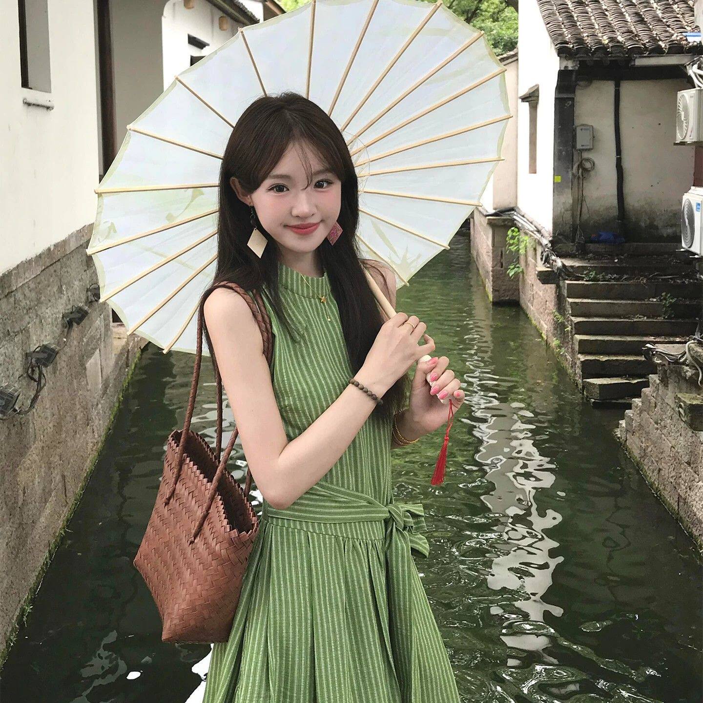法式温柔风绿色条纹无袖背心连衣裙2026夏简单大方掐腰a字小裙子