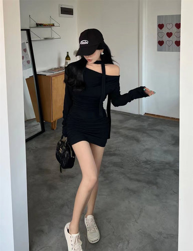 挂脖长袖露肩连衣裙性感包臀短裙