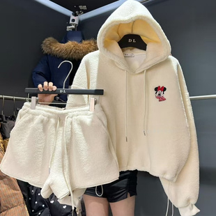 软奶系连帽刺绣羊羔毛卫衣套装女秋冬加厚抽绳收腰短裤两件套气质
