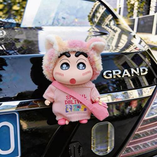 粉色小新可爱车载毛绒手办摆件