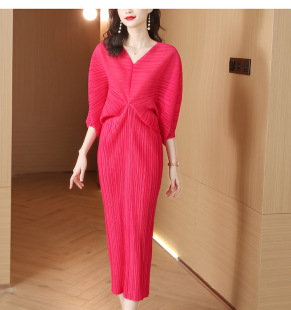 洋气减龄纯色包臀长裙 欧洲站褶皱蝙蝠型V领连衣裙2026新春夏大码