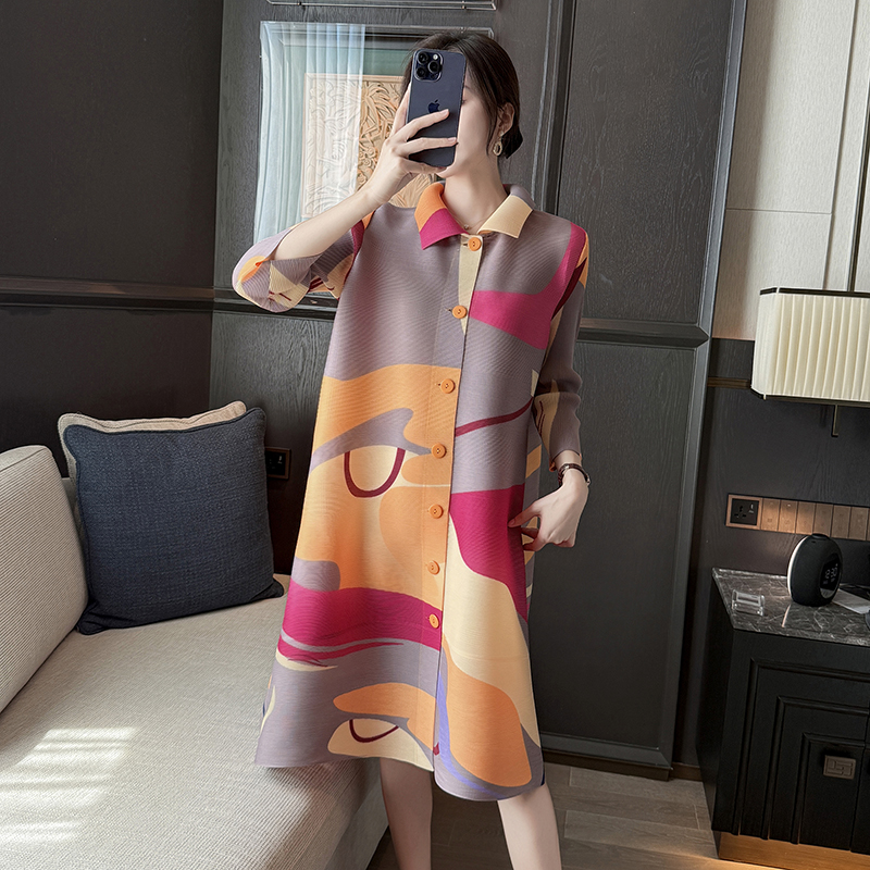 通勤撞色印花翻领单排扣弹簧抖抖压褶开衫大码宽松三褶皱连衣裙