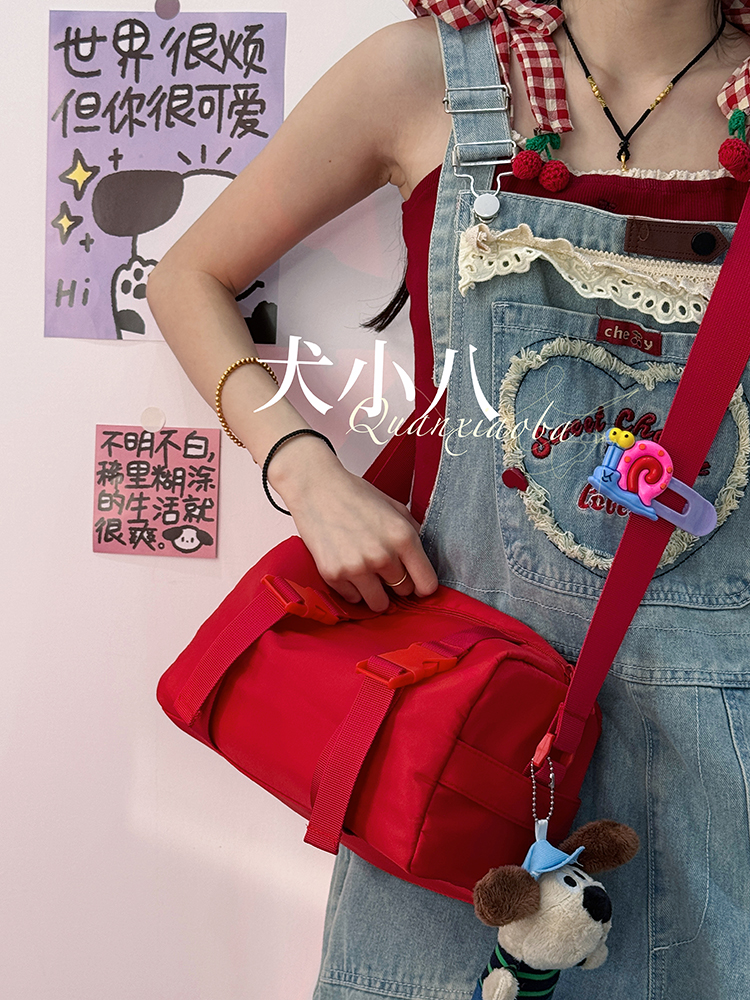 红色包包女2024新款运动斜挎包女学生小众百搭旅游通勤潮酷小方包