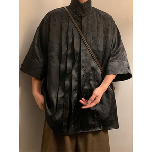 改良中式H缎面提花冰丝复古短袖珍珠扣立领小众衬衫男CS03P70控88,短牛仔服的穿搭图片