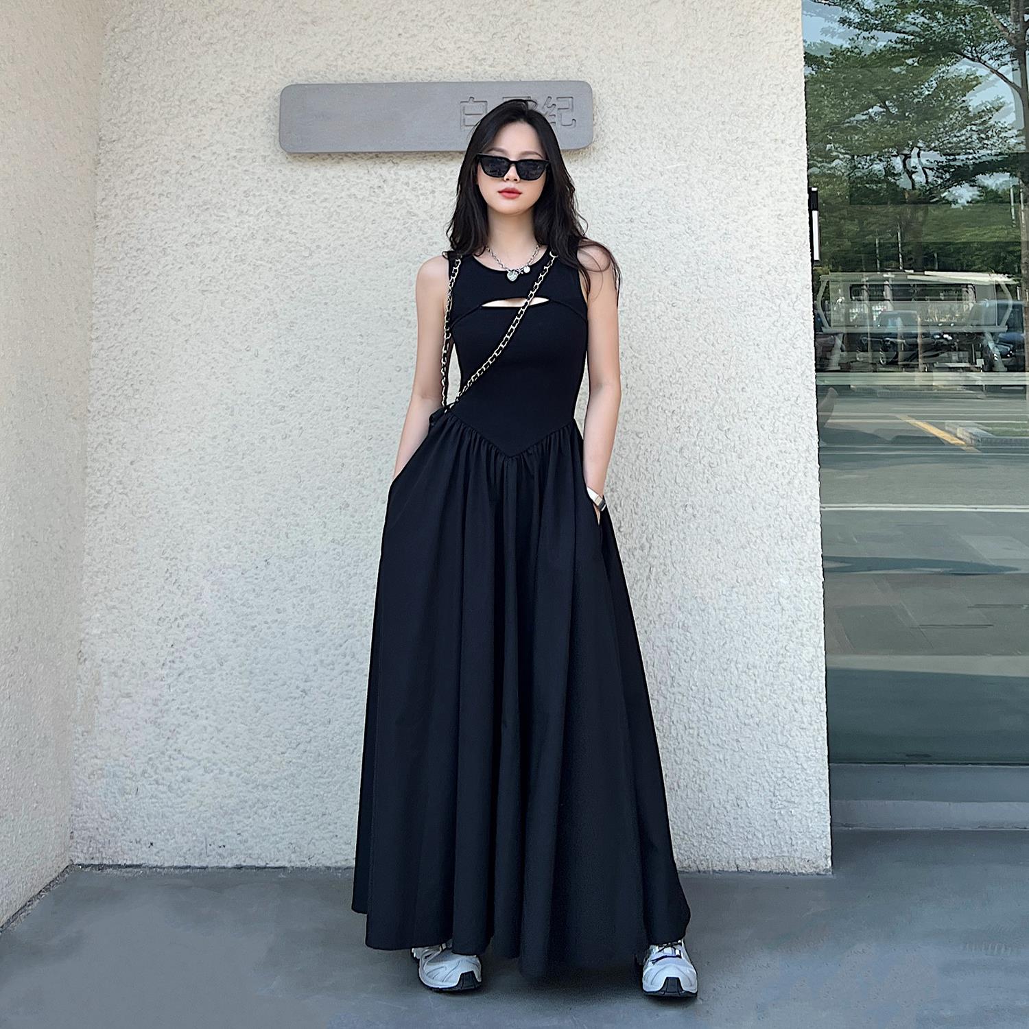 黑色无袖连衣裙女2025夏季高级感气质背心小黑裙显瘦高腰别致裙子