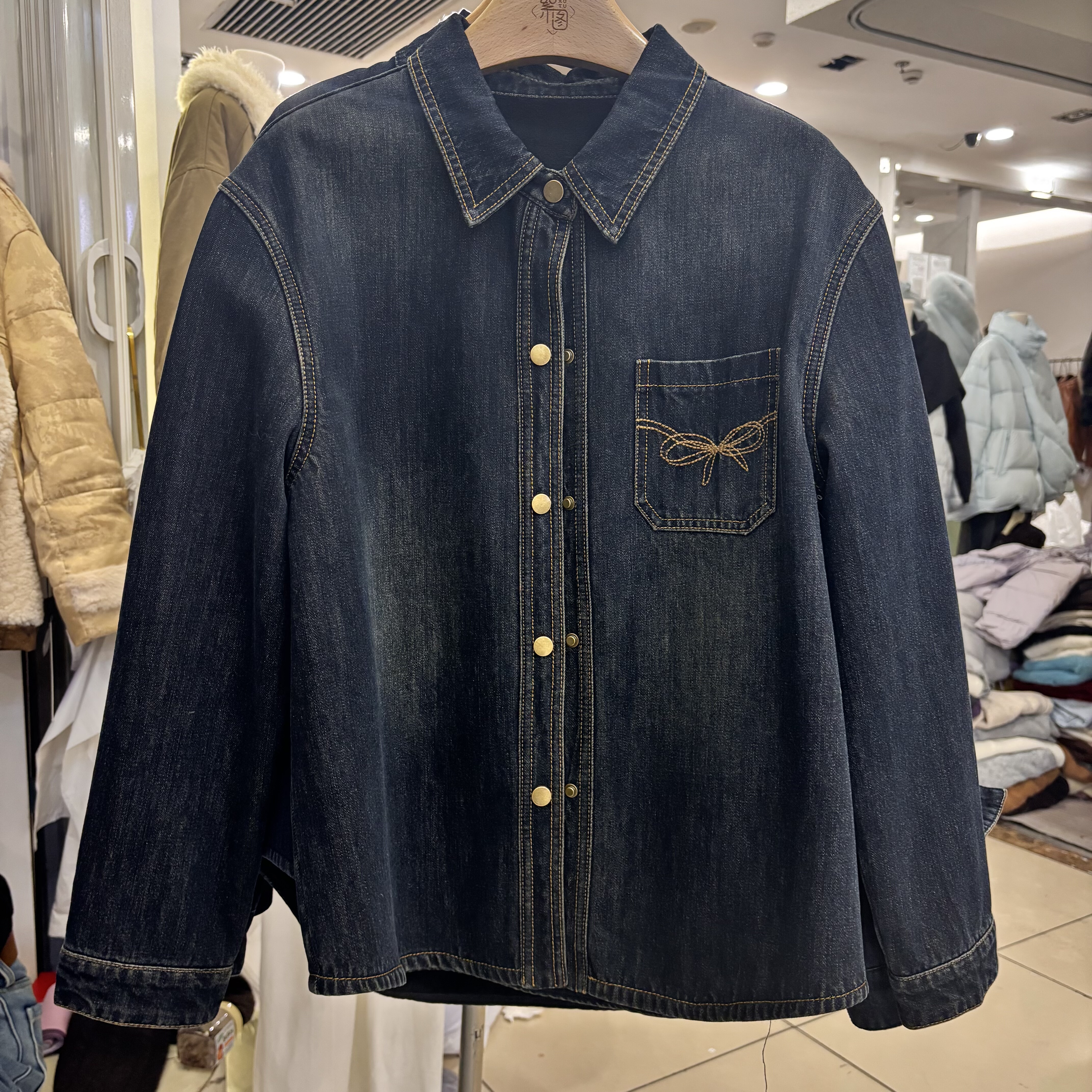 复古蝴蝶结刺绣翻领加绒衬衫女2025冬季新款时髦百搭叠穿牛仔外套