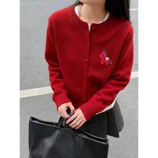 正品哥家新2026秋冬季本命年小马刺绣羊毛针织开衫红色毛衣外套