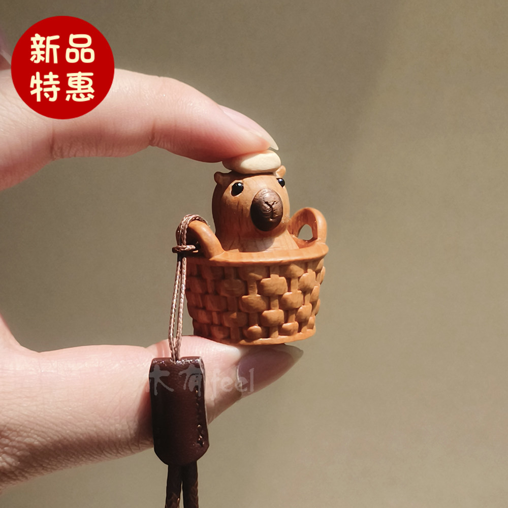 可按压卡皮巴拉包包小挂件解压神器手机钥匙挂饰实木质可爱小摆件