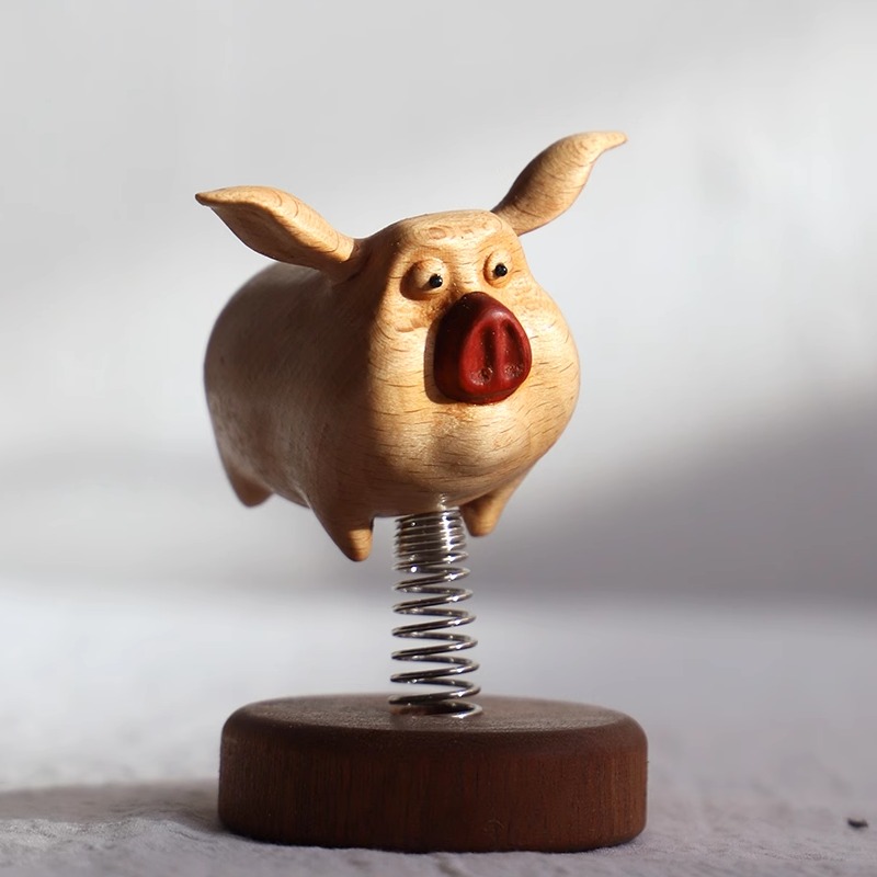 会动摇摆的小飞猪车载动态摆件飞天猪汽车中控台装饰桌面礼物实木