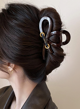 轻奢高级感字母水滴发夹女2025新款小众设计盘发抓夹气质鲨鱼夹子