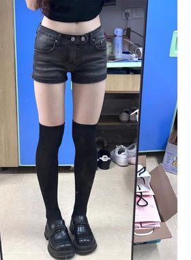 美式辣妹砂灰色低腰显瘦牛仔短裤女新款双扣设计弹力显高超短热裤