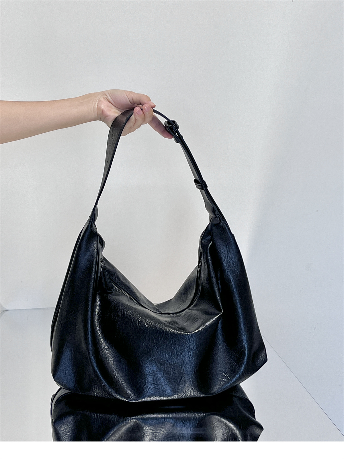 2024韩国小众休闲包慵懒风大容量斜挎包简约通勤包黑色百搭软皮包