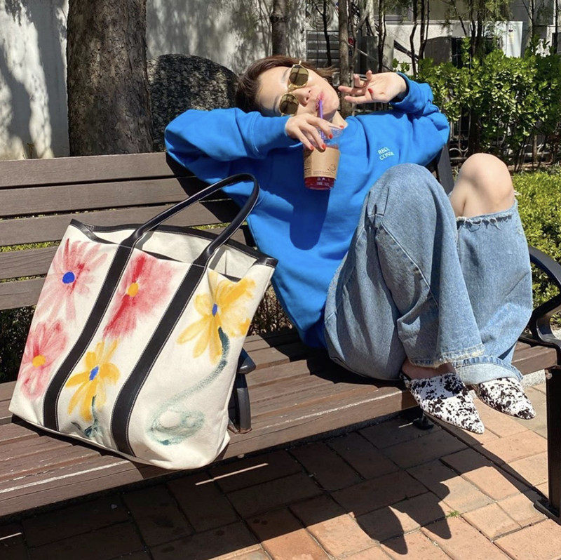 夏天包包女2020网红花朵涂鸦购物袋时尚帆布托特包百搭大号手提包|ruв категории Сумки, Г - жа сумки - от Buy2taobao.com для оказания профессиональной услуги покупки агента Taobao