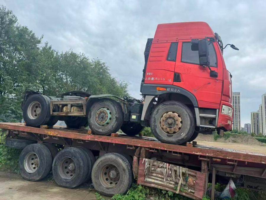 1月2日蚌埠解放牌“皖SR678”吉运牌重型平板挂车“皖S2T001”解放牌重型半挂牵引车各一辆网络拍卖公告