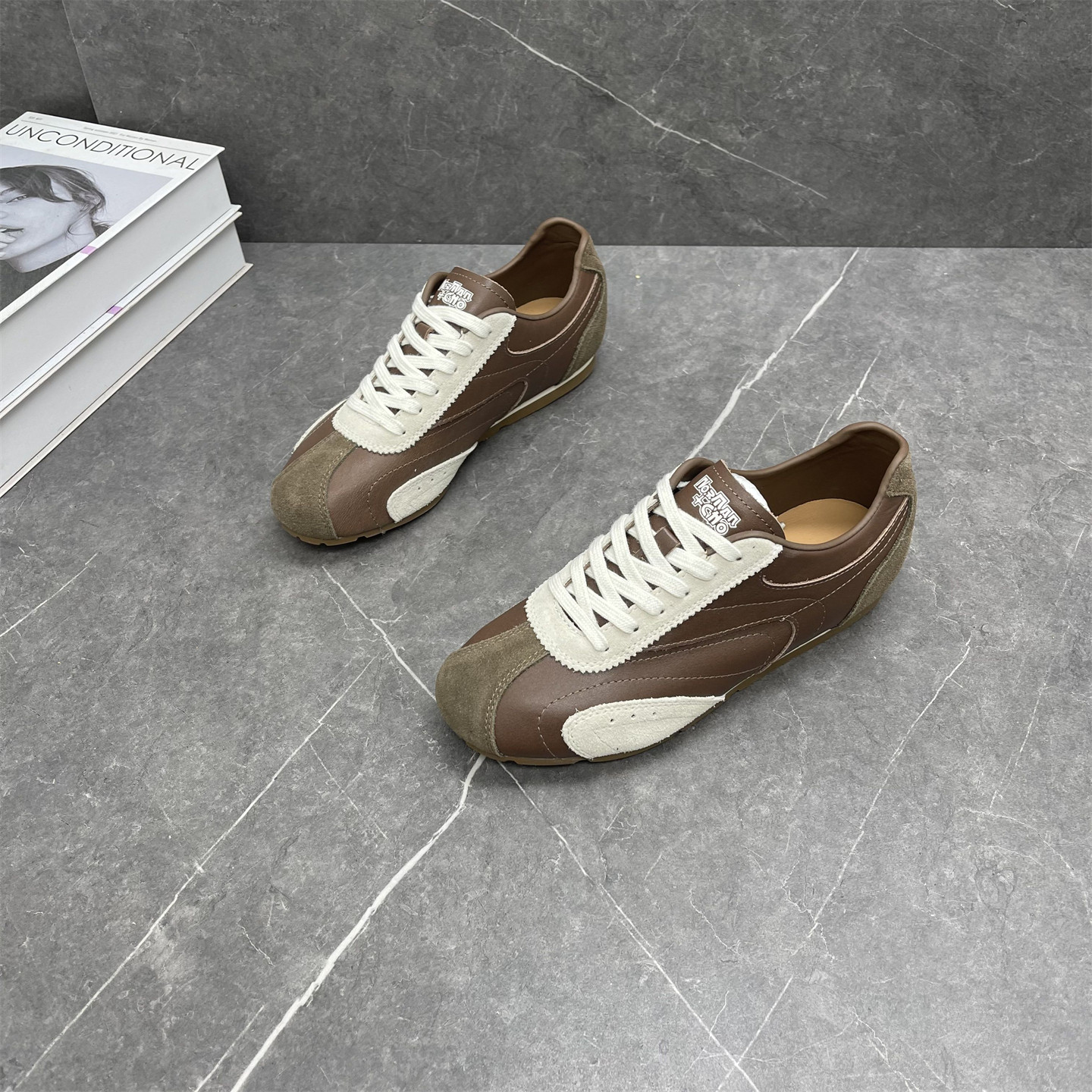 真皮百搭复古软底单鞋女2026春季新款时尚拼色系带舒适休闲德训鞋