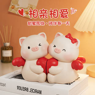 2025新款爱心相守情侣猪摆件 长长久久浪漫礼物桌面温馨装饰