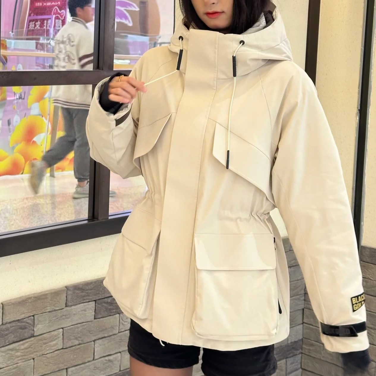 何超莲同款黑金鹅绒羽绒服女短款2025冬季新款户外派克服收腰外套