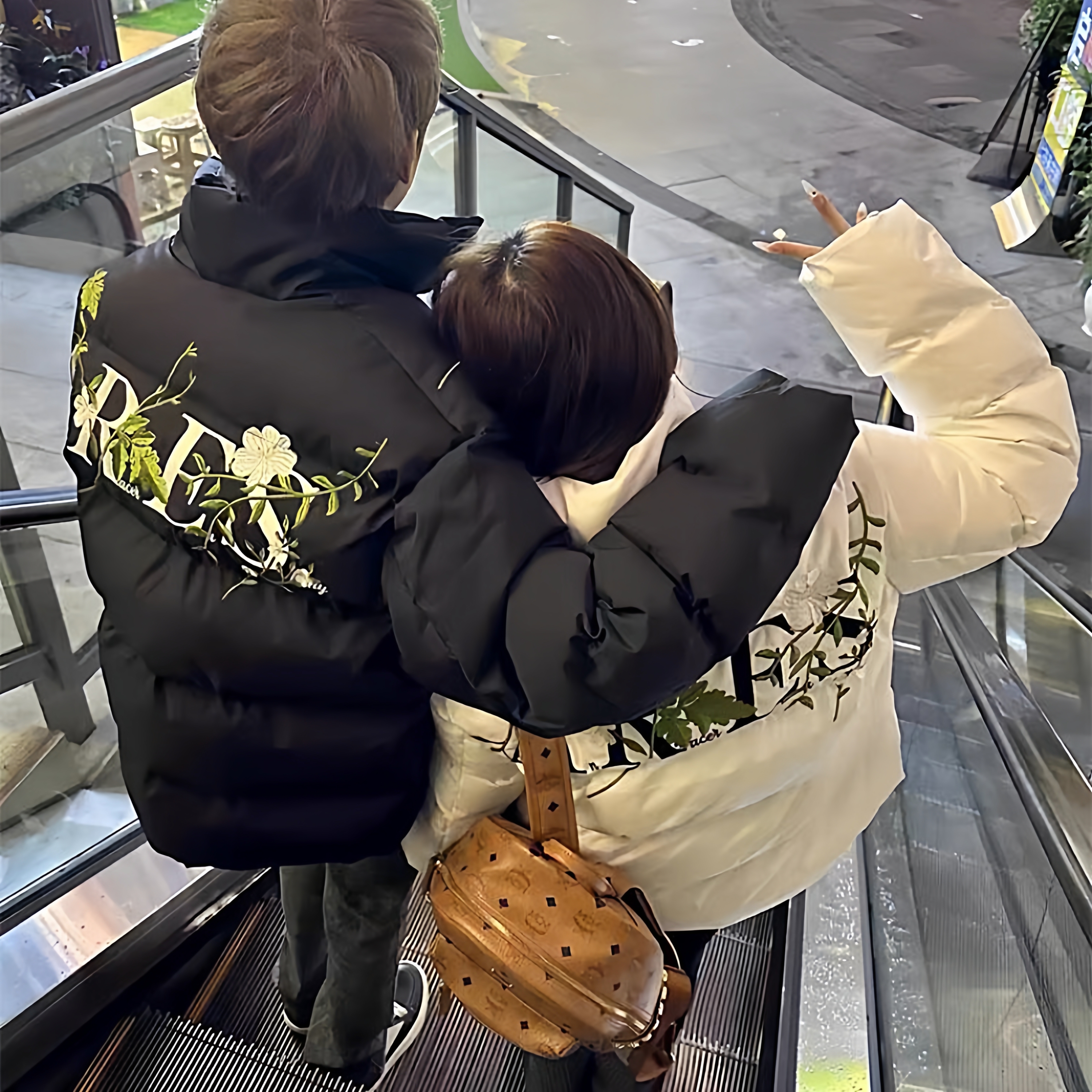 国潮复古花卉字母刺绣羽绒服情侣