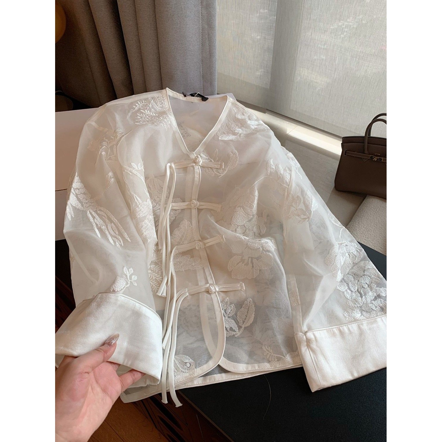 新中式香榭白茶提花v领盘扣外套女2024春季新款微透别致漂亮上衣