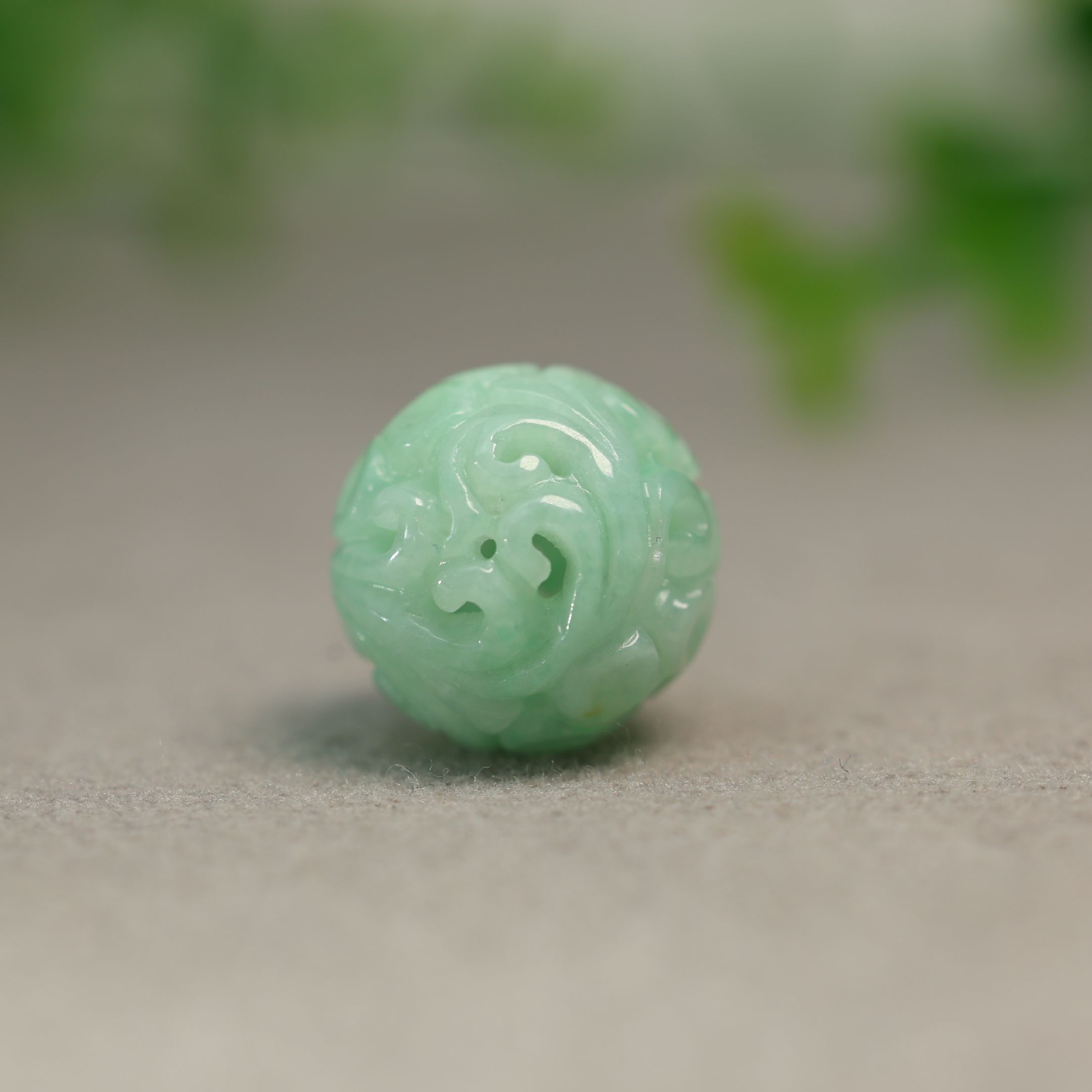 天然A货翡翠镂空龙纹雕花大珠子