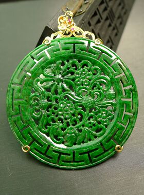 #7293 18K金镶嵌满色辣绿天然A货翡翠镂空雕花大圆牌吊坠挂坠