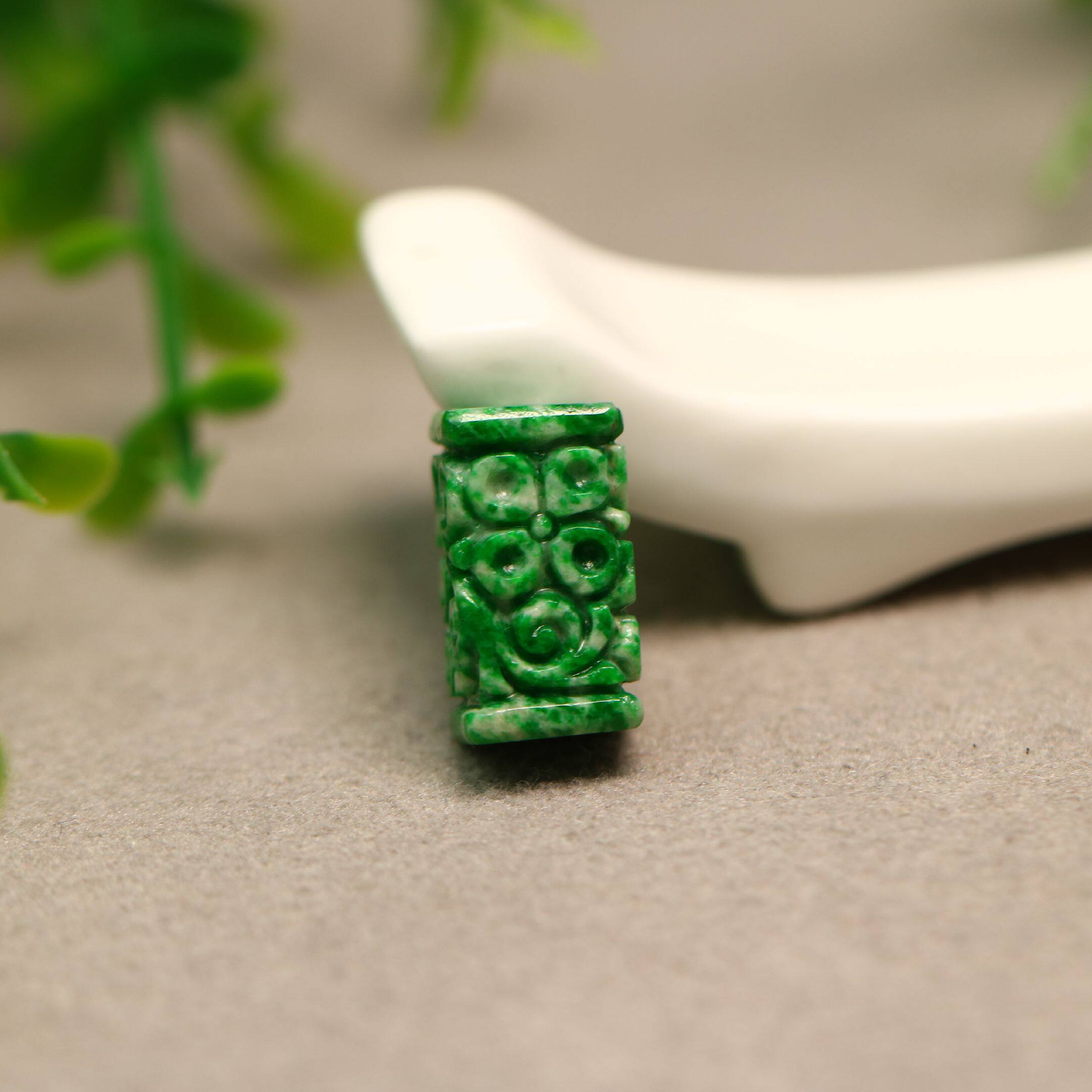 #G034辣绿天然A货翡翠雕花管珠桶珠 长方柱条形珠子