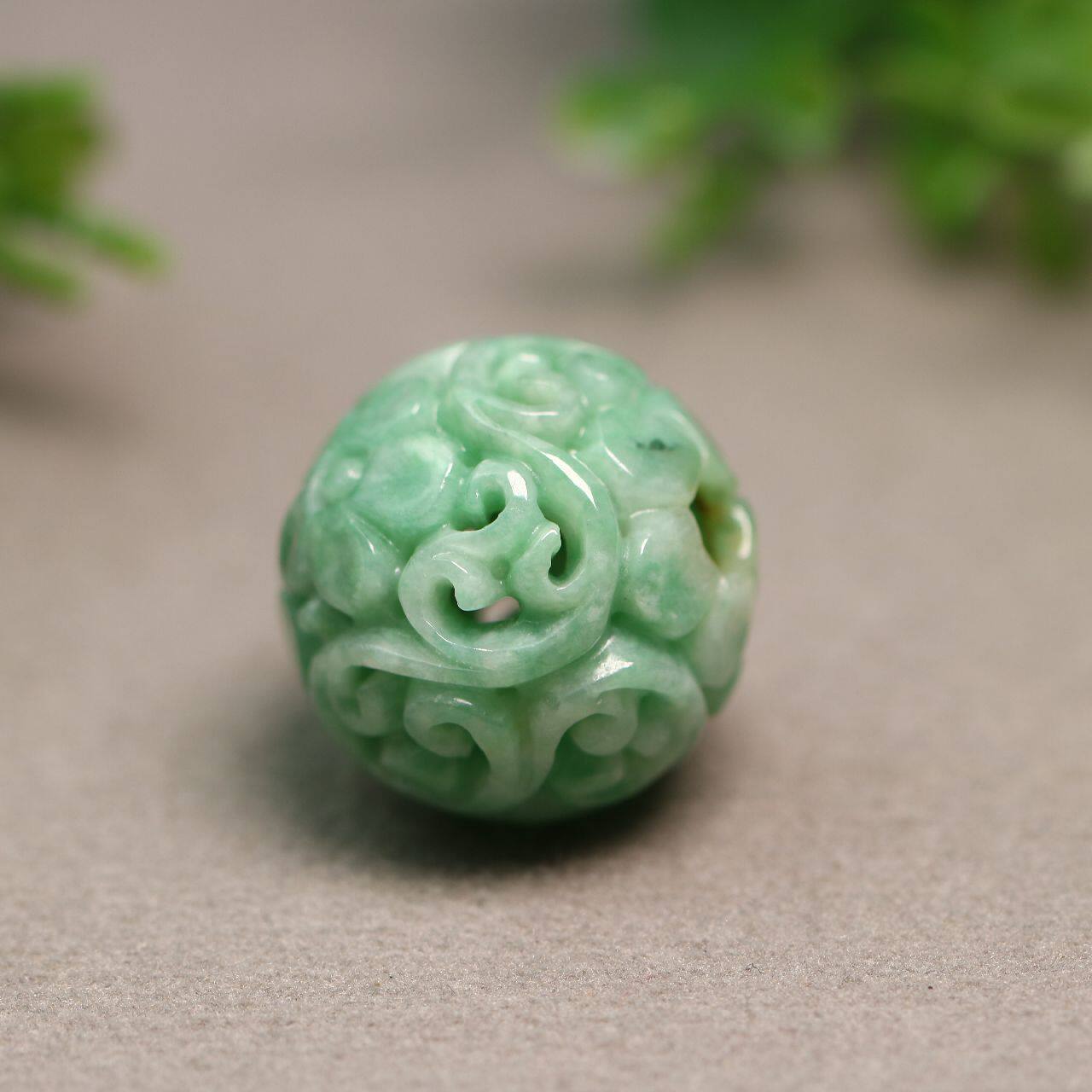 #9049果绿色天然A货老翡翠镂空雕花大圆珠子佛珠