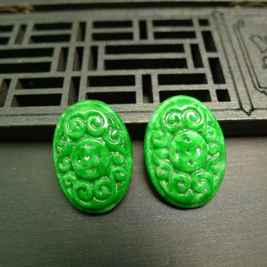 #4550 一对满色辣绿天然A货翡翠古钱币龙纹雕花戒面