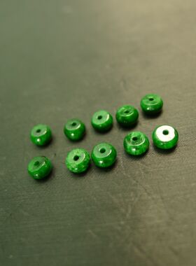 #G678 十颗满色辣绿天然A货翡翠算盘珠子隔珠