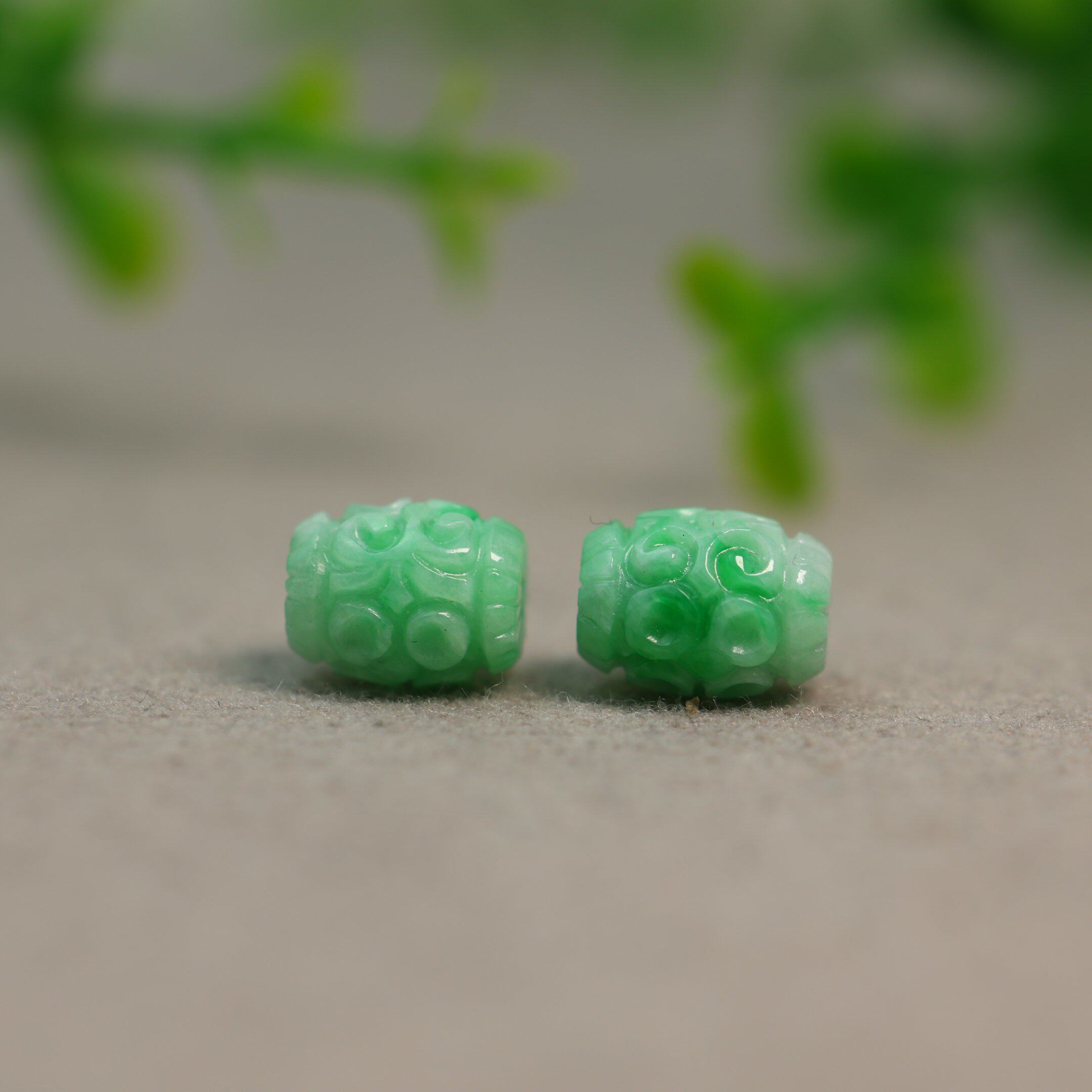 #L813 一对飘阳绿缅甸A货翡翠雕花转运珠桶珠腰鼓珠