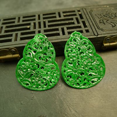 翡翠镂空雕花葫芦镶嵌吊坠裸石