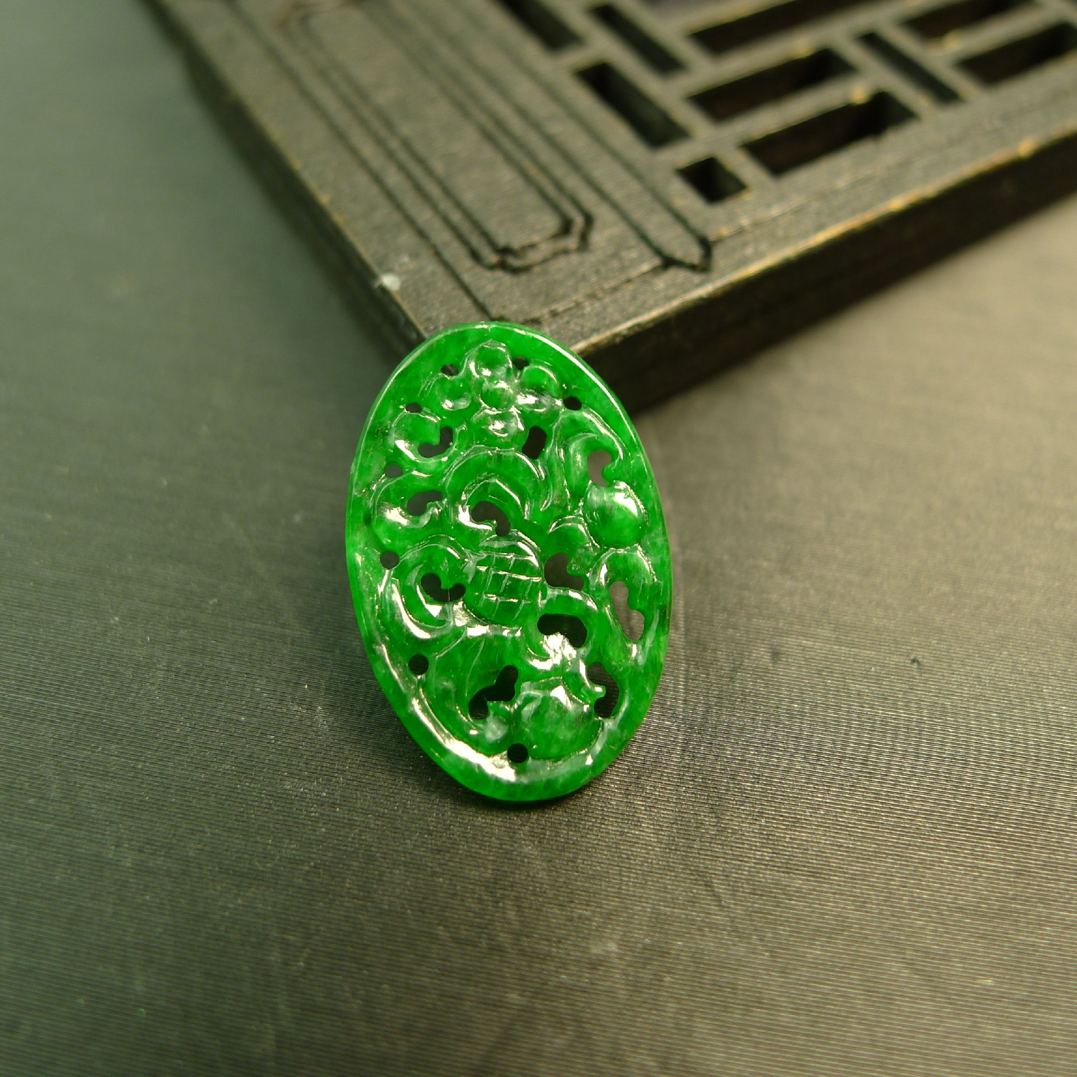 翡翠复古镂空椭圆形雕花戒面