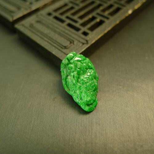 辣绿缅甸天然A货翡翠金蟾戒面