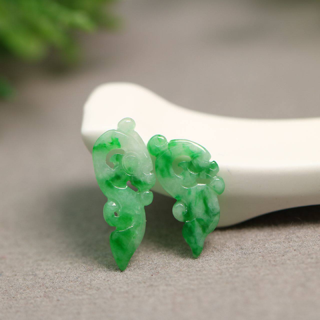 6891一对冰种飘阳绿天然a货翡翠龙纹耳坠花片
