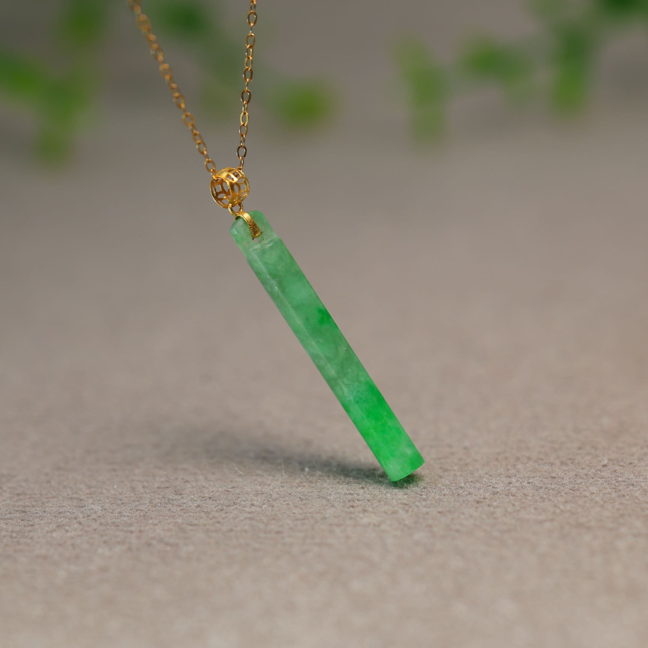 飘辣绿天然A货翡翠翎管锁骨吊坠