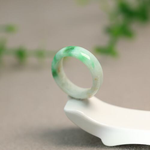 白底飘阳绿缅甸天然A货翡翠指环