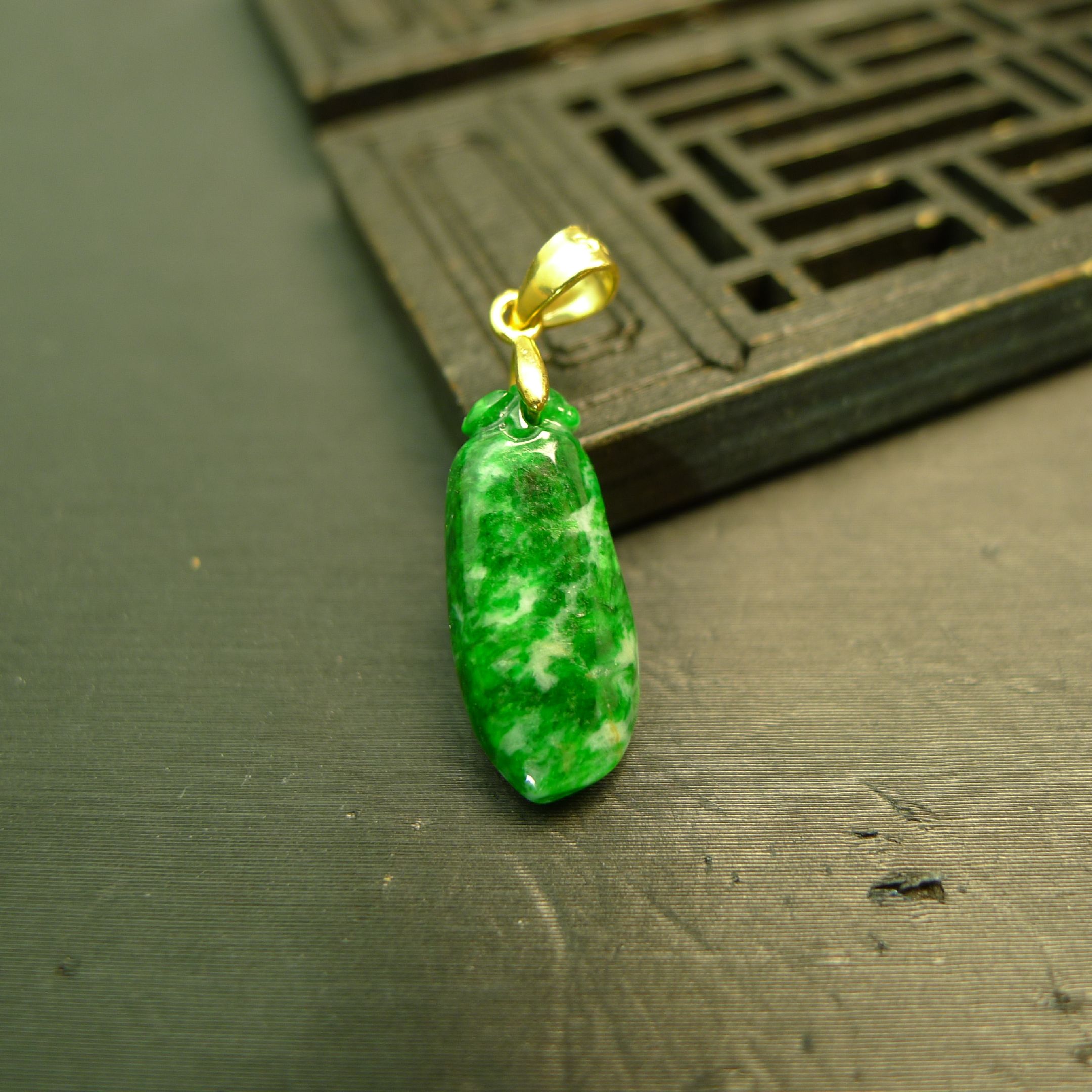#K441辣绿缅甸天然A货翡翠福瓜锁骨小吊坠