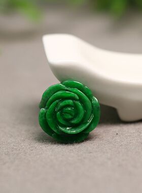 #6470满色辣绿天然A货翡翠牡丹花戒面 牛鼻孔