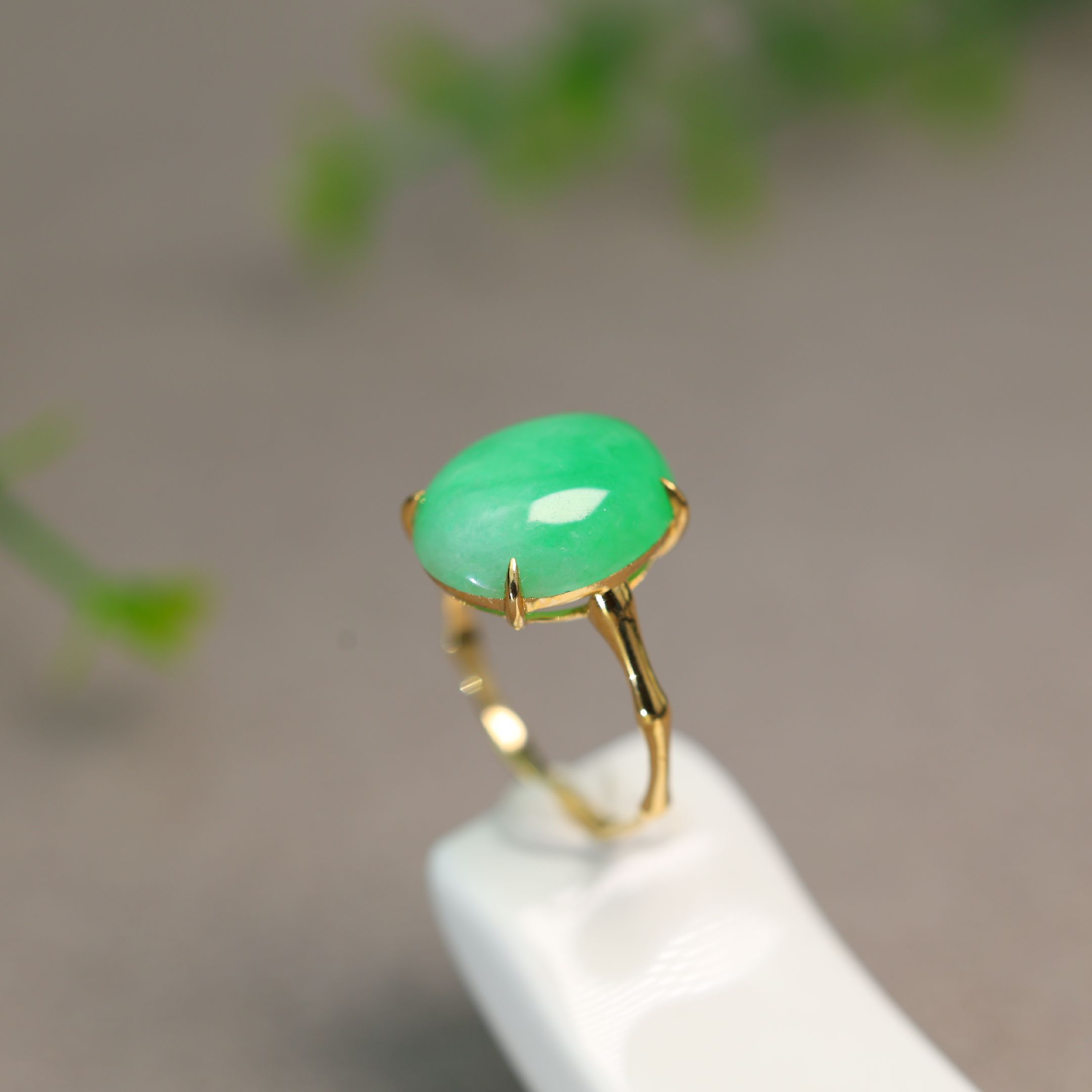 缅甸天然A货翡翠椭圆蛋面戒指
