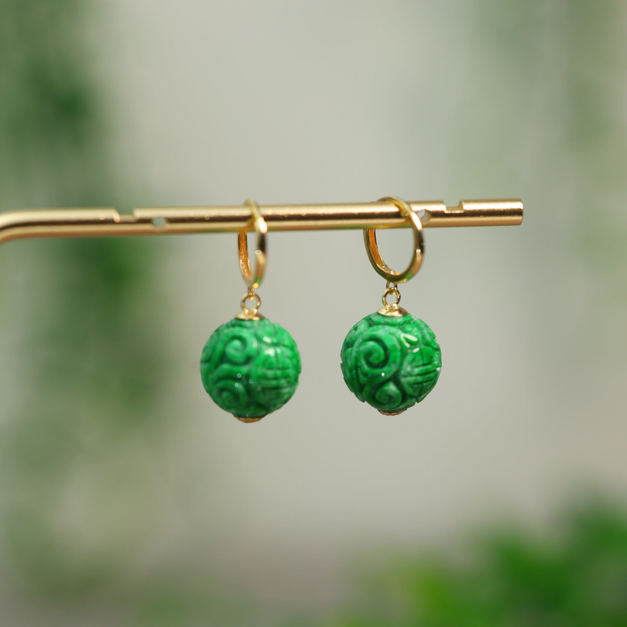 #L371 18K金满色辣绿缅甸天然A货翡翠团寿龙纹雕花珠子耳坠耳饰