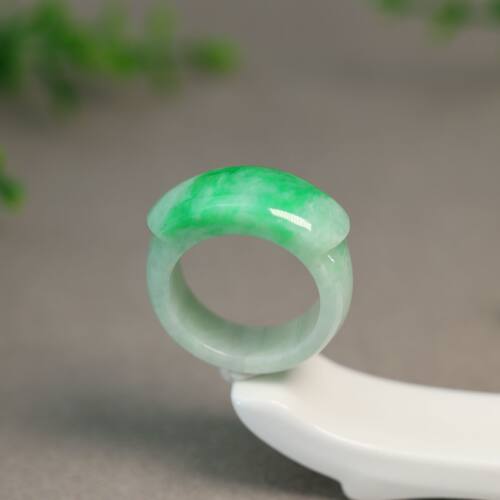 底飘阳绿缅甸天然翡翠马鞍戒指
