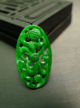#4379满色辣绿天然A货翡翠缕空雕花椭圆形雕花戒面