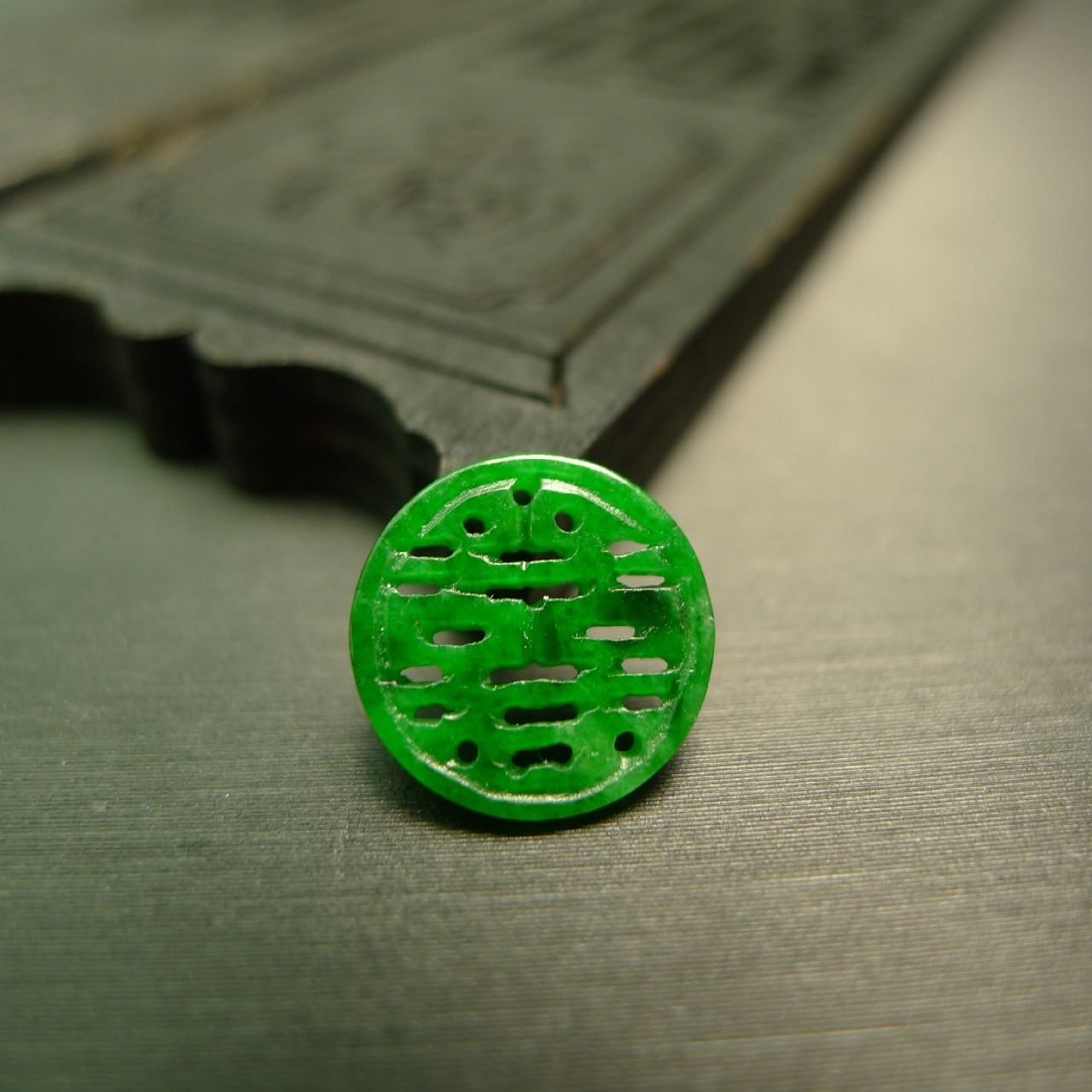 满色辣绿天然A货翡翠镂空雕小圆形喜字戒面 镶嵌件