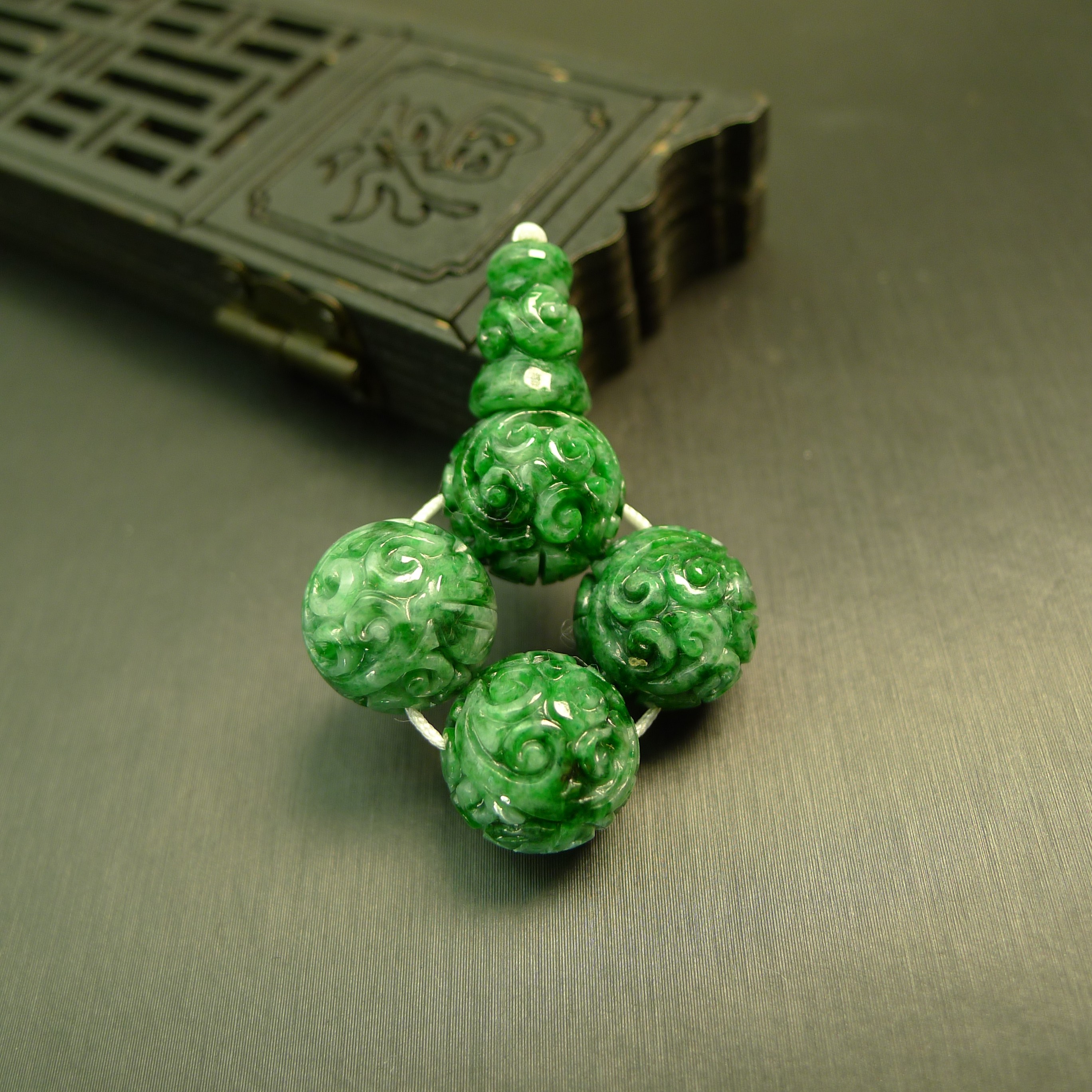 #K779满色辣绿缅甸天然A货翡翠团寿雕花珠子三通佛头18子珠串配件,珠宝/钻石/翡翠,翡翠裸石/蛋面,淘宝优惠券,粉丝福利购,淘宝优惠卷