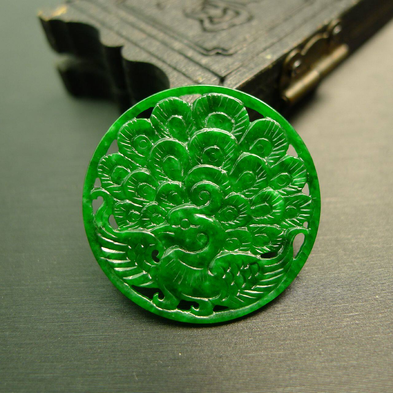 #B425满色辣绿天然A货翡翠孔雀开屏雕花圆片 镶嵌吊坠裸石