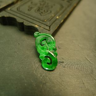 G438冰种辣绿缅甸天然A货翡翠镂空龙纹雕花吊坠花片裸石