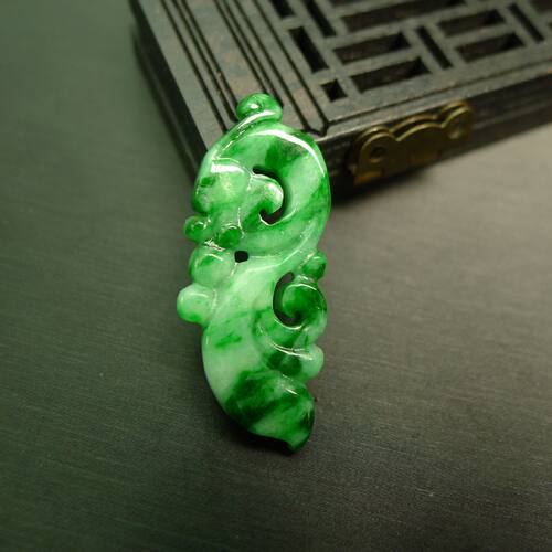 辣绿天然A货翡翠镂空龙纹吊坠