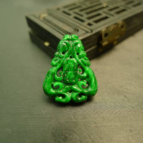 天然A货翡翠双龙捧寿三角形背云