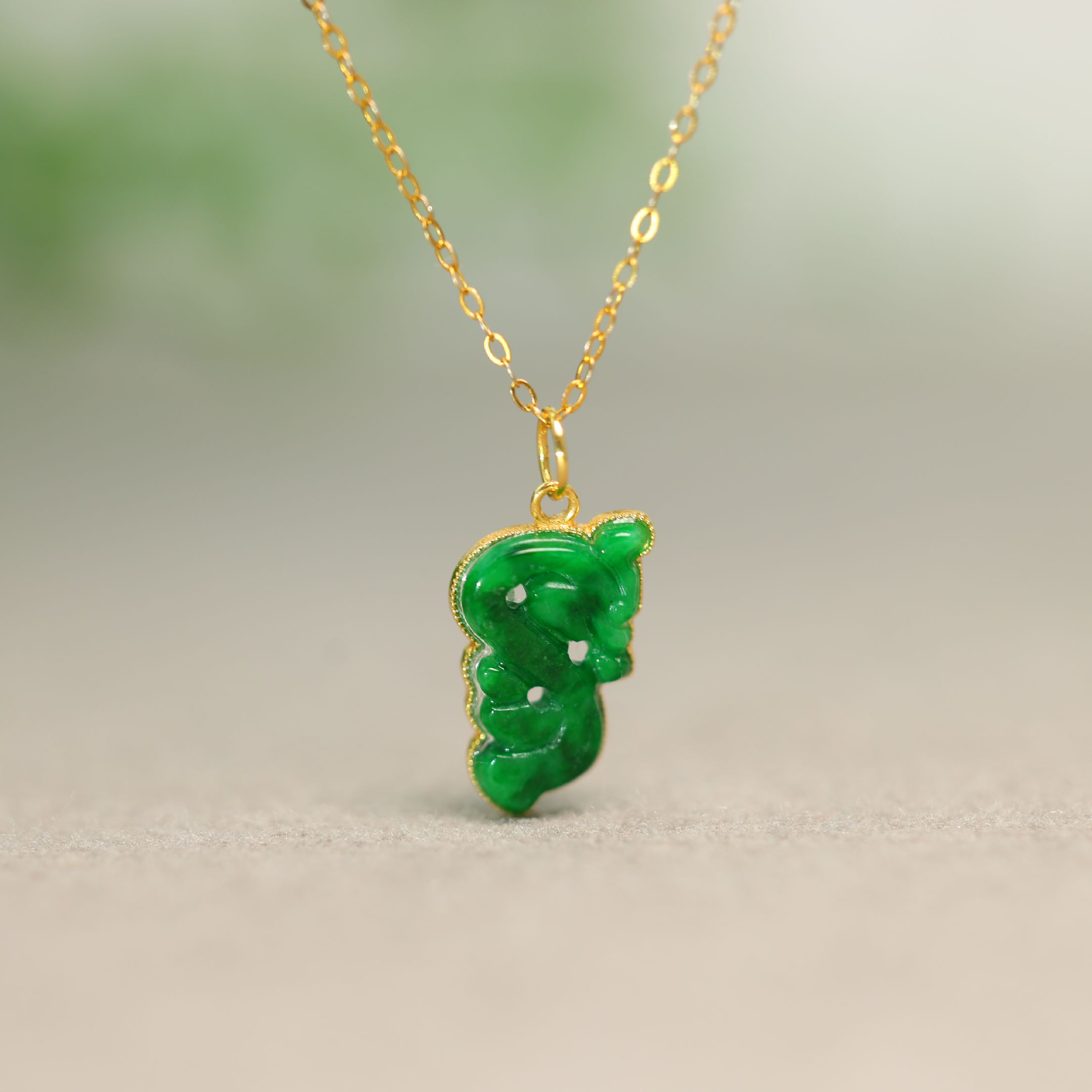 缅甸天然A货翡翠锁骨龙吊坠